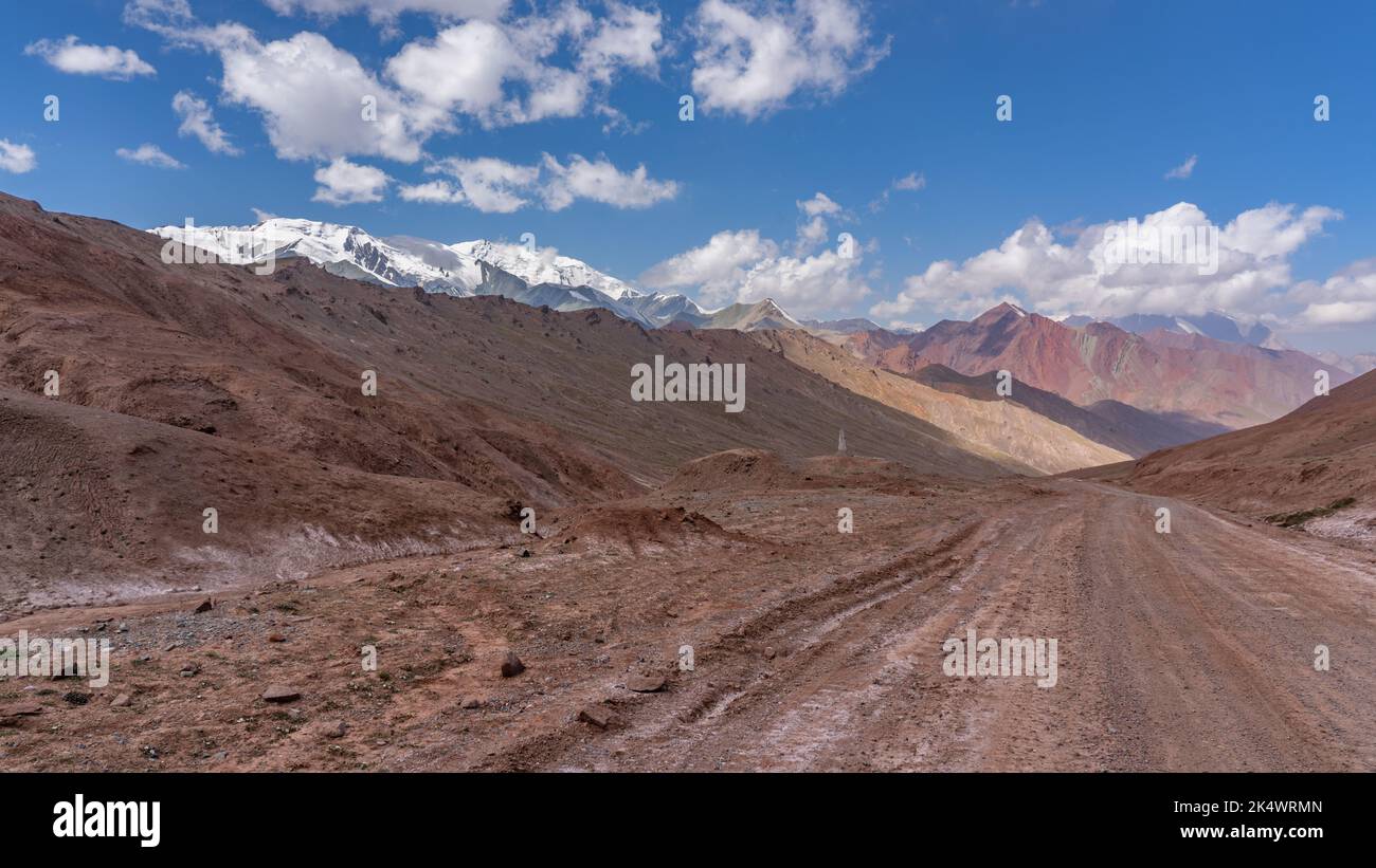 Bunte Berglandschaft des Pamir Highway am Kyzyl Art Pass in Trans-Alai oder Trans-Alay Range zwischen Tadschikistan und Kirgisistan Grenzen Stockfoto