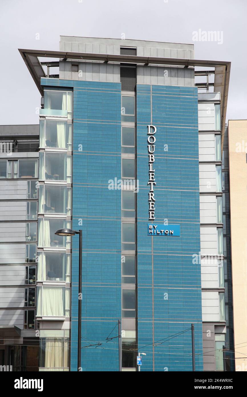 MANCHESTER, Großbritannien – 23. APRIL 2013: Doubletree der Hotelmarke Hilton in Manchester, Großbritannien. Hilton Worldwide Holdings ist eine der größten Hotelgruppen in den USA Stockfoto