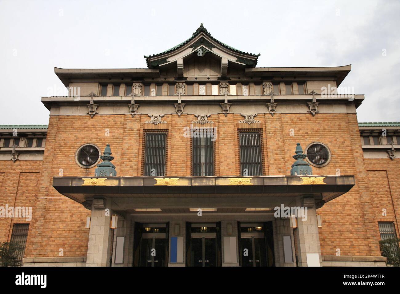 Kyoto Municipal Museum of Art in Japan. Wahrzeichen Gebäude im Okazaki Park. Es wurde 1928 eröffnet. Stockfoto