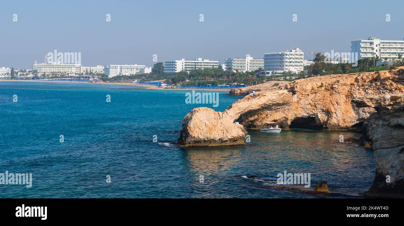 Küstenpanorama mit dem Steinbogen, der als Liebesbrücke bekannt ist. Ayia Napa, Insel Zypern Stockfoto