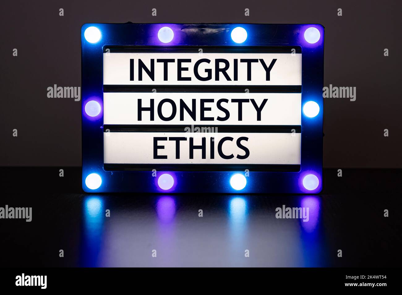 Leuchtkasten mit blauen Lichtern im dunklen Raum mit Worten - Integrität, Ehrlichkeit, Ethik. Stockfoto