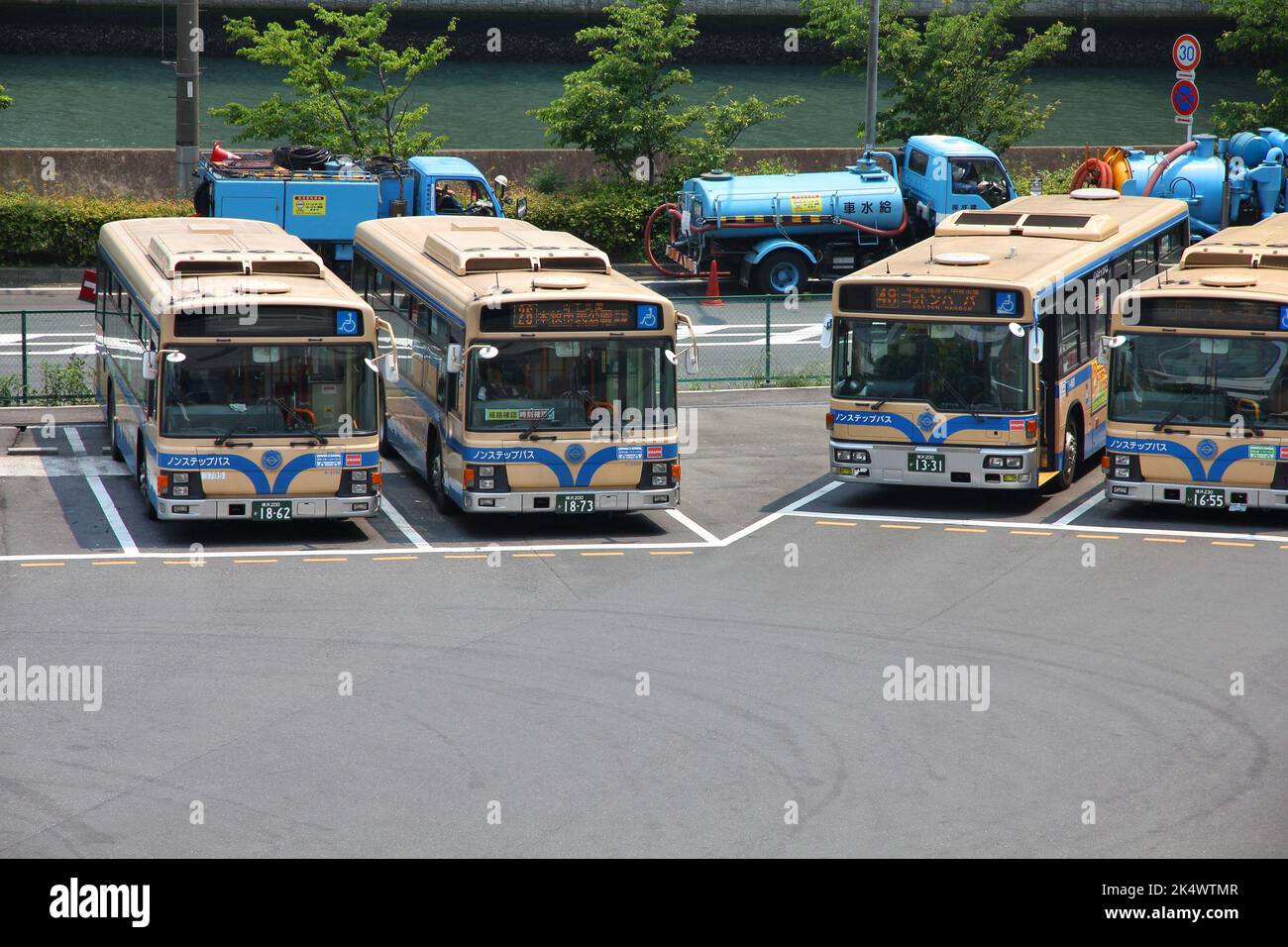 YOKOHAMA, JAPAN - 10. MAI 2012: Isuzu City Buses in Yokohama, Japan. Yokohama ist nach Bevölkerung die 2. größte Stadt Japans. Stockfoto