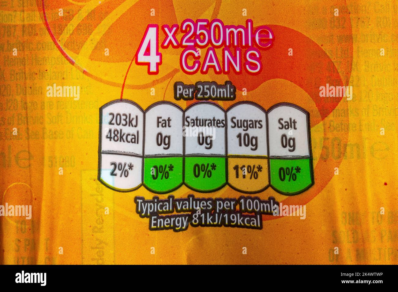 Nährwertangaben Ampelsystem Kennzeichnung auf Packung mit J2O Fruit Blend Softdrinks - farbcodiert Stockfoto
