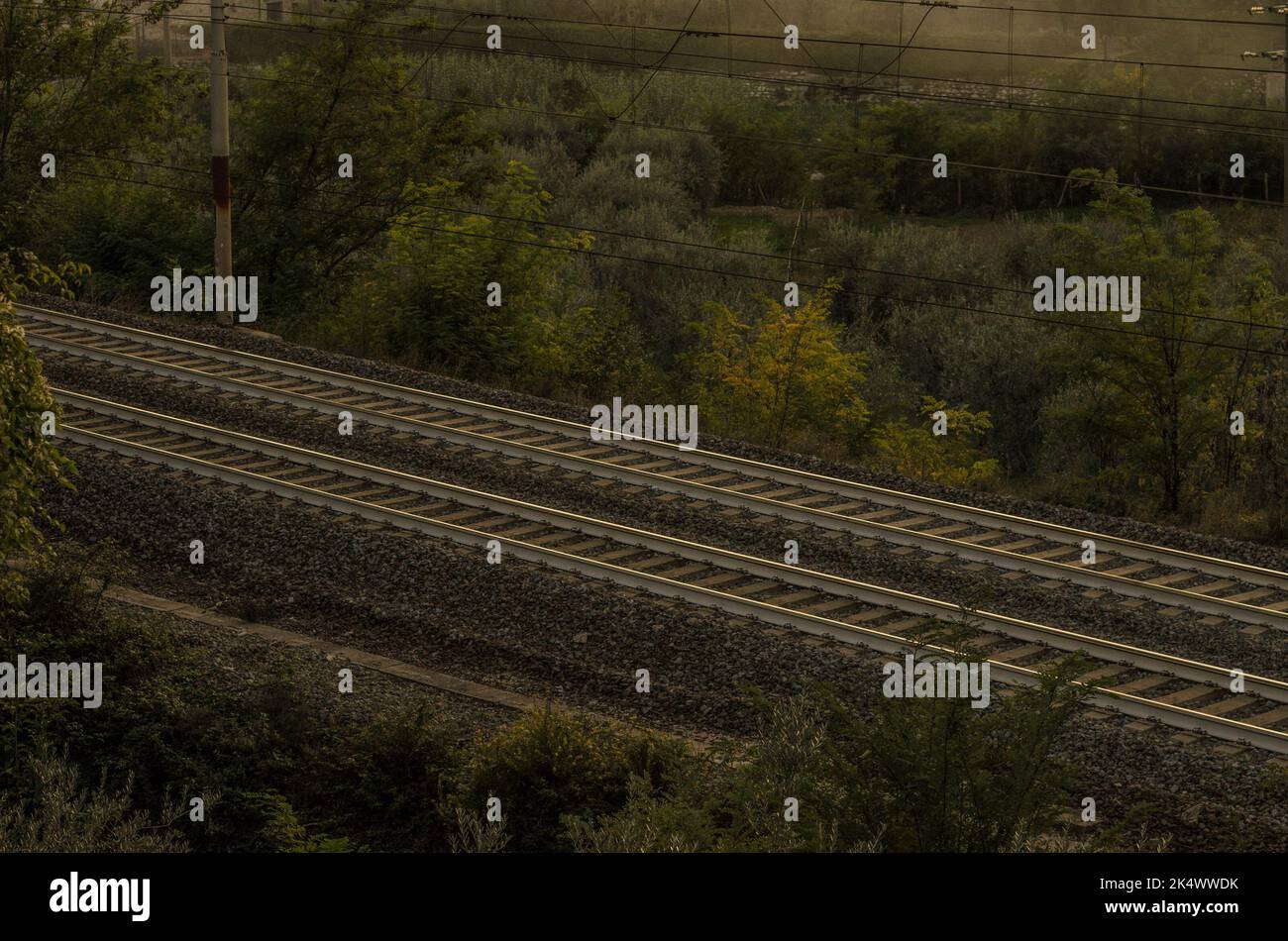 Eisenbahnschienen im Vordergrund zu sehen Stockfoto