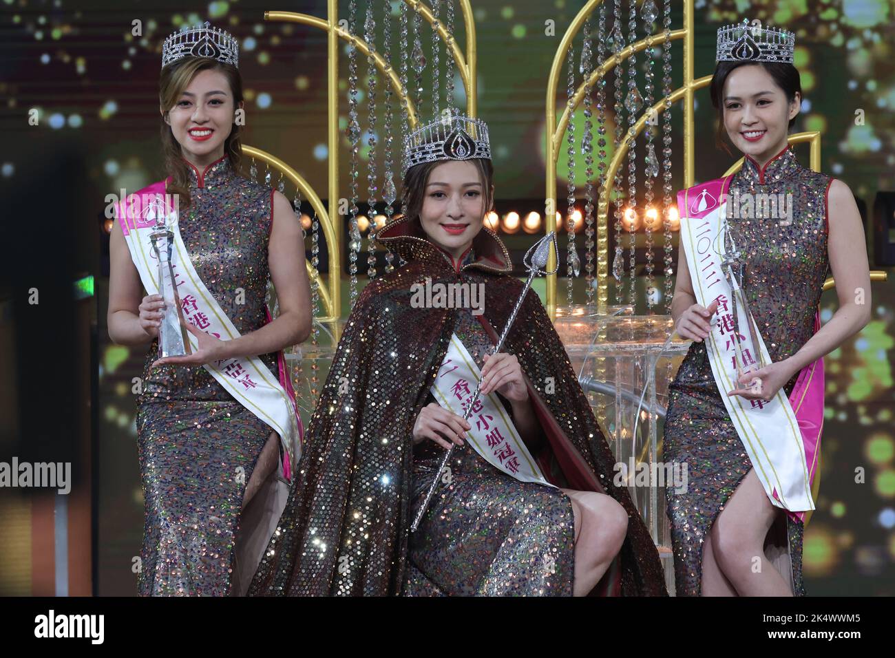 Miss Hong Kong Beauty Pageant's 2022 (L-R) erster Vizemeister Cecca Xu, Champion Denice Lam und zweiter Vizemeister Joey Leung im Hong Kong Coliseum, Hung Hom. Der Gewinner, Denice Lam, 27, ein Modell, wird flankiert von Cecca Xu, dem ersten Vizemeister, 25, einem Analysten einer Investmentbank und dem zweiten Vizemeister, Joey Leung, 26, einem Spezialisten für die Einstellung von Programmierern.25SEP22 SCMP/ Edmond so Stockfoto