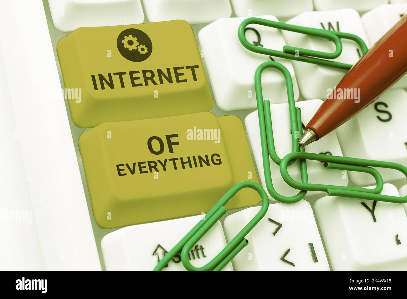Textunterschrift mit Darstellung des Internets von allem. Business-Ansatz Smart, moderne Stadt und drahtloses Kommunikationsnetzwerk Stockfoto