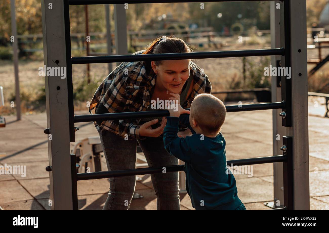 Junge mit Down-Syndrom mit seiner Mutter, einem behinderten Kind Stockfoto