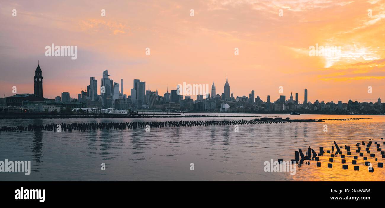 Sonnenuntergang über der Hafenlandschaft New York City Stockfoto