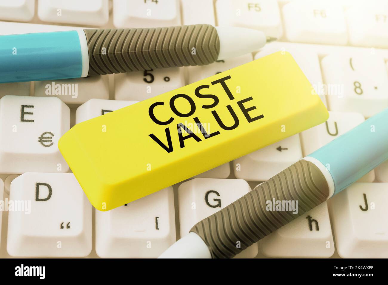 Textzeichen mit Kostenwert. Wort für den Betrag, der normalerweise für einen Artikel bezahlt wird, den Sie kaufen oder eine Person einstellen Stockfoto