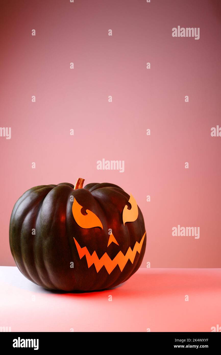 Halloween Kürbis mit papiergeschnittenem, unerschrossenem Gesicht auf weißem Hintergrund. Jack Halloween. Lächle Jack Pumpkin Stockfoto