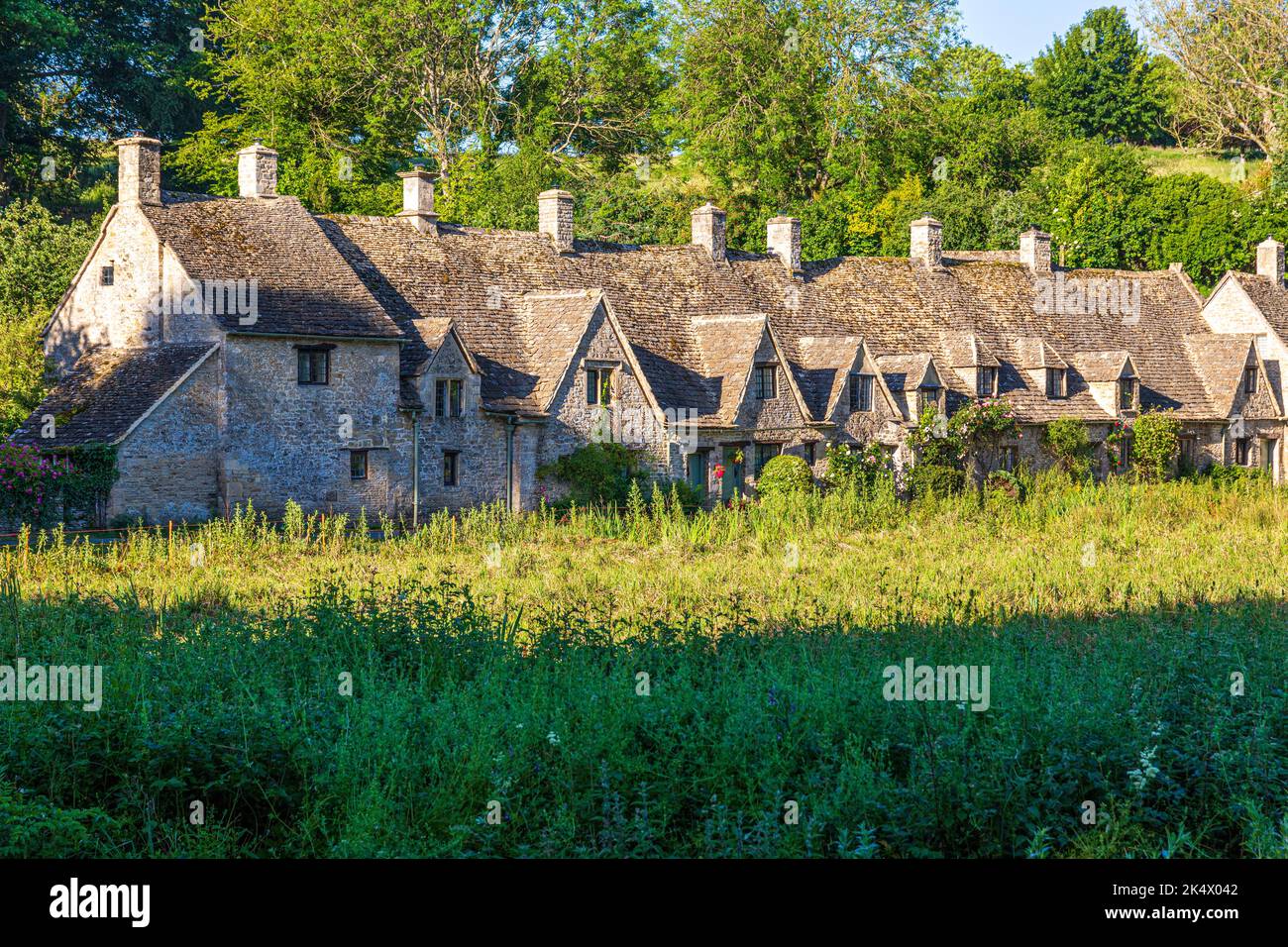 Morgenlicht auf der Arlington Row im Cotswold-Dorf Bibury, Gloucestershire, England Stockfoto