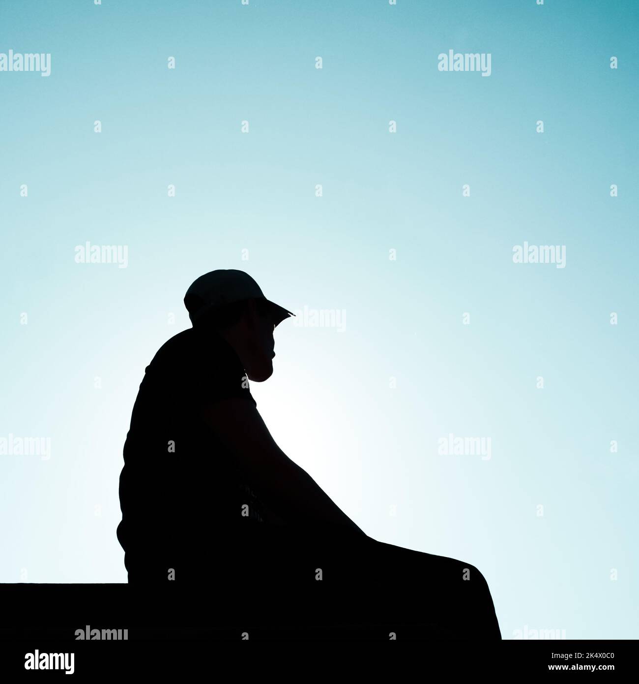 Mann Silhouette Porträt mit einem blauen Himmel Hintergrund Stockfoto