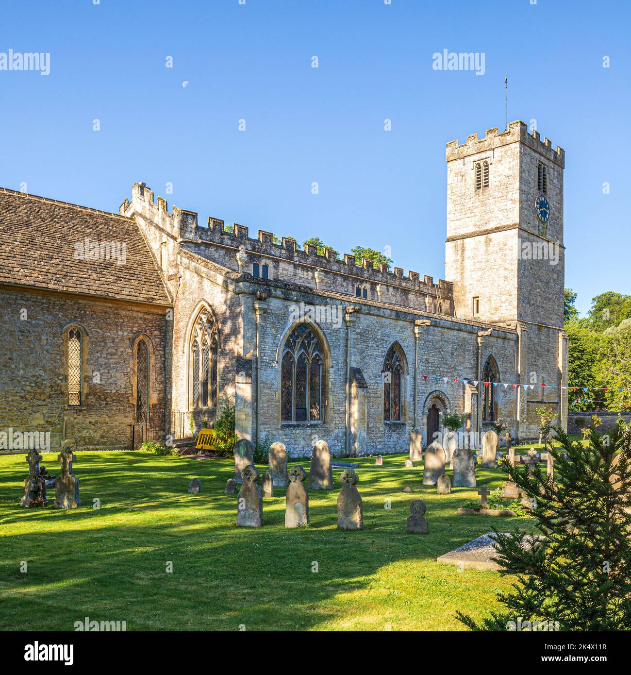 Im Hochsommer ist es am frühen Morgen hell auf der sächsischen Kirche St. Mary im Cotswold-Dorf Bibury, Gloucestershire, England Stockfoto