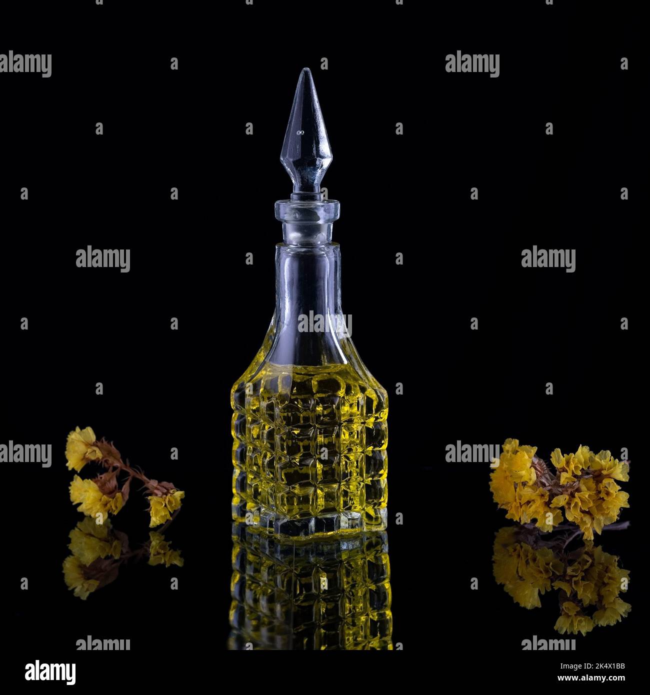 Parfümflaschen und vintage-duft bei nacht aromaduft duftende