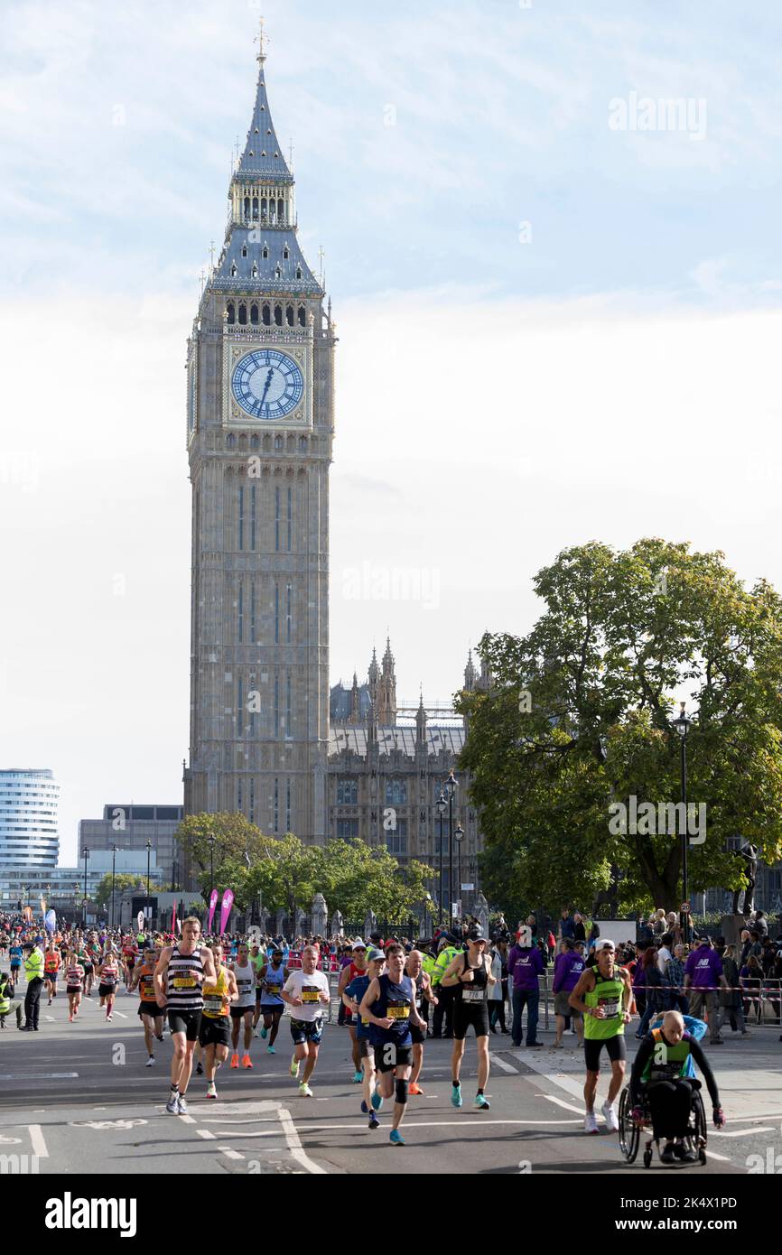 Der TCS London Marathon 2022 findet heute statt. Die Läufer laufen am Parlamentsgebäude in Westminster vorbei. Einige liefen den Kurs in verrückten Kostümen. Bildaufnahme Stockfoto