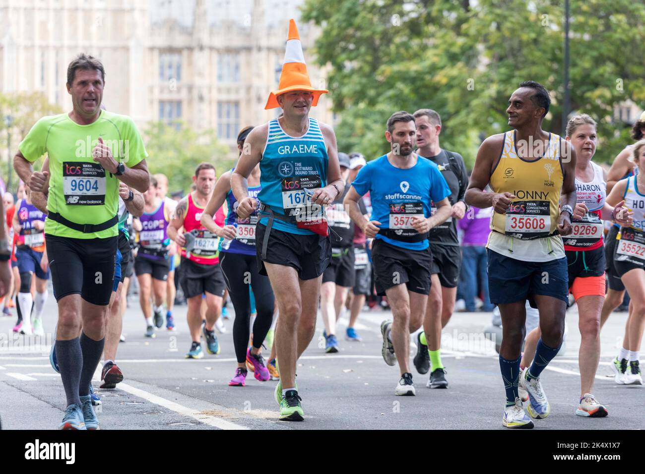 Der TCS London Marathon 2022 findet heute statt. Die Läufer laufen am Parlamentsgebäude in Westminster vorbei. Einige liefen den Kurs in verrückten Kostümen. Bildaufnahme Stockfoto