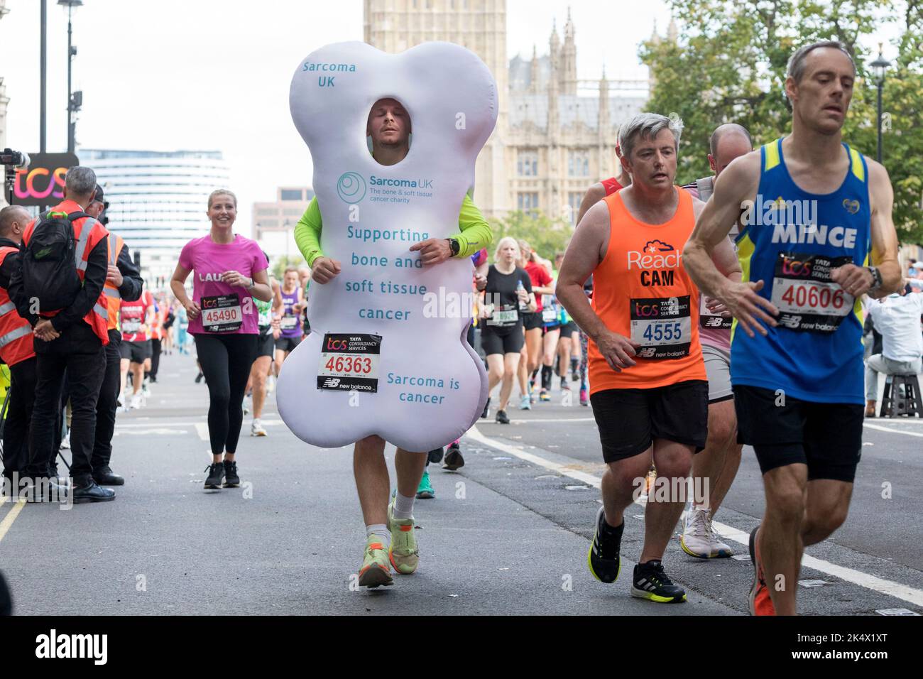 Der TCS London Marathon 2022 findet heute statt. Die Läufer laufen am Parlamentsgebäude in Westminster vorbei. Einige liefen den Kurs in verrückten Kostümen. Abbildung: R Stockfoto