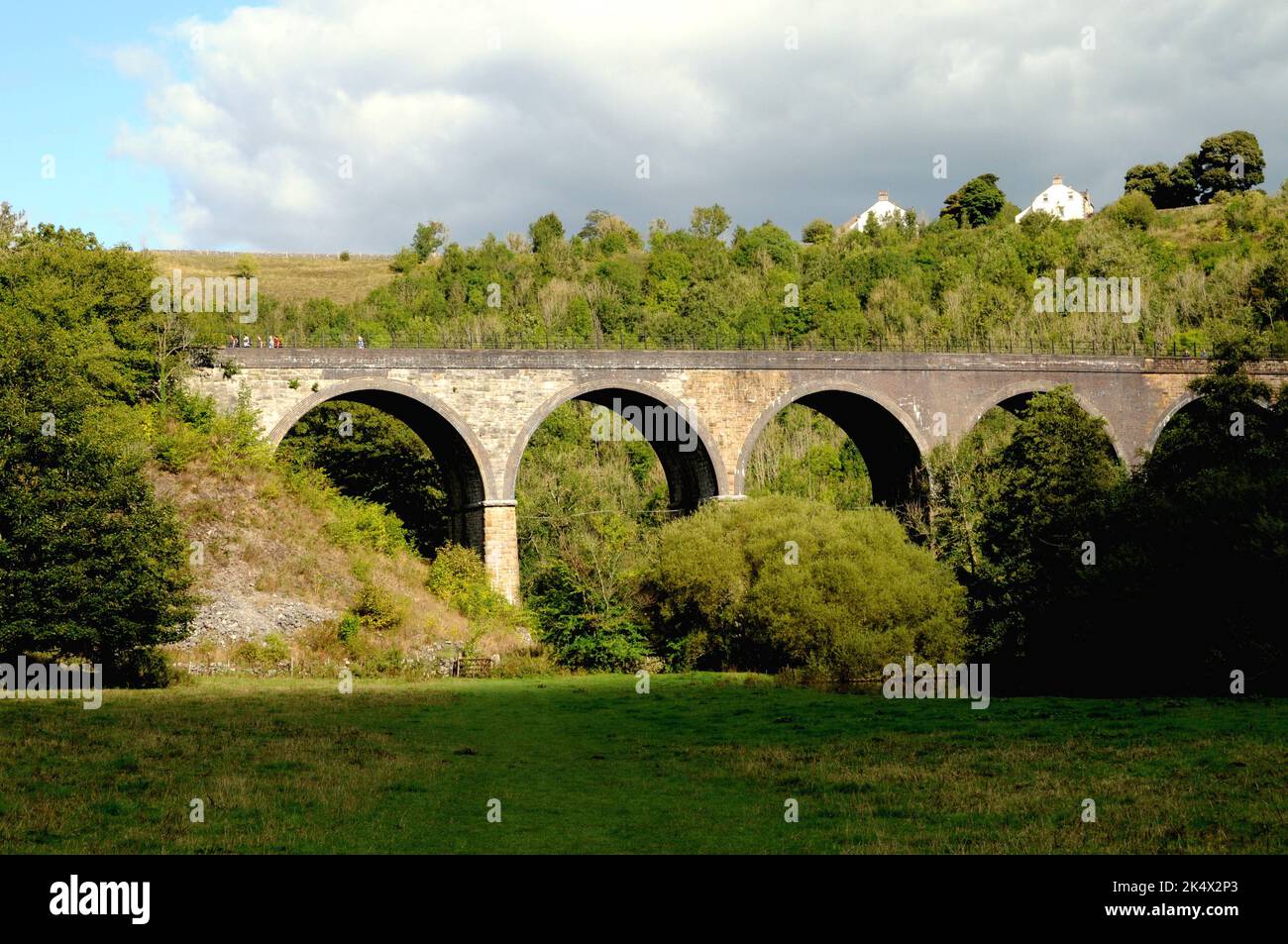 Das Grabstein-Viadukt in der Nähe von Monsal Head. Das Viadukt ist heute ein vielseitiger Wanderweg, dessen fünf Bögen den Fluss Wye überspannen. Es ist Grade 2 gelistete Struktur. Stockfoto