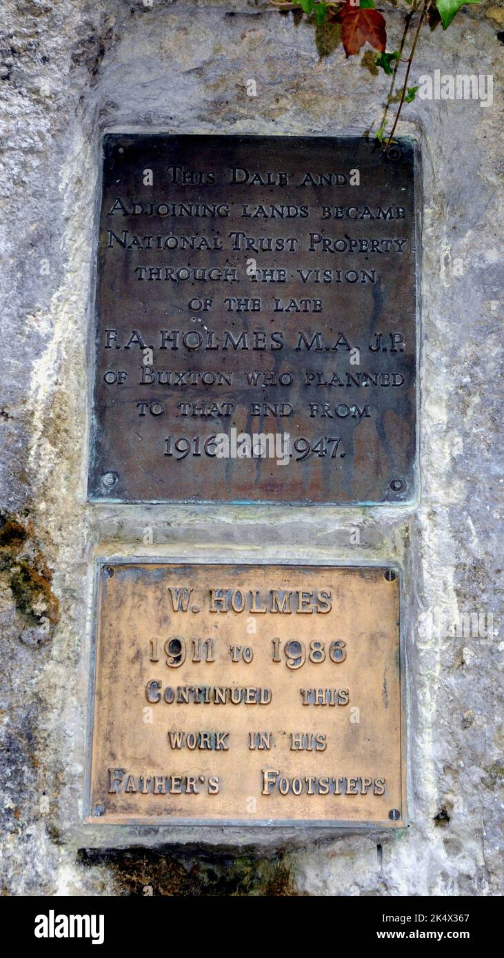 Zwei kleine, leicht verpasste Plaketten in Dovedale erinnern an die Arbeit von RA Holmes und seinem Sohn, um das Tal für den National Trust zu erwerben. Stockfoto