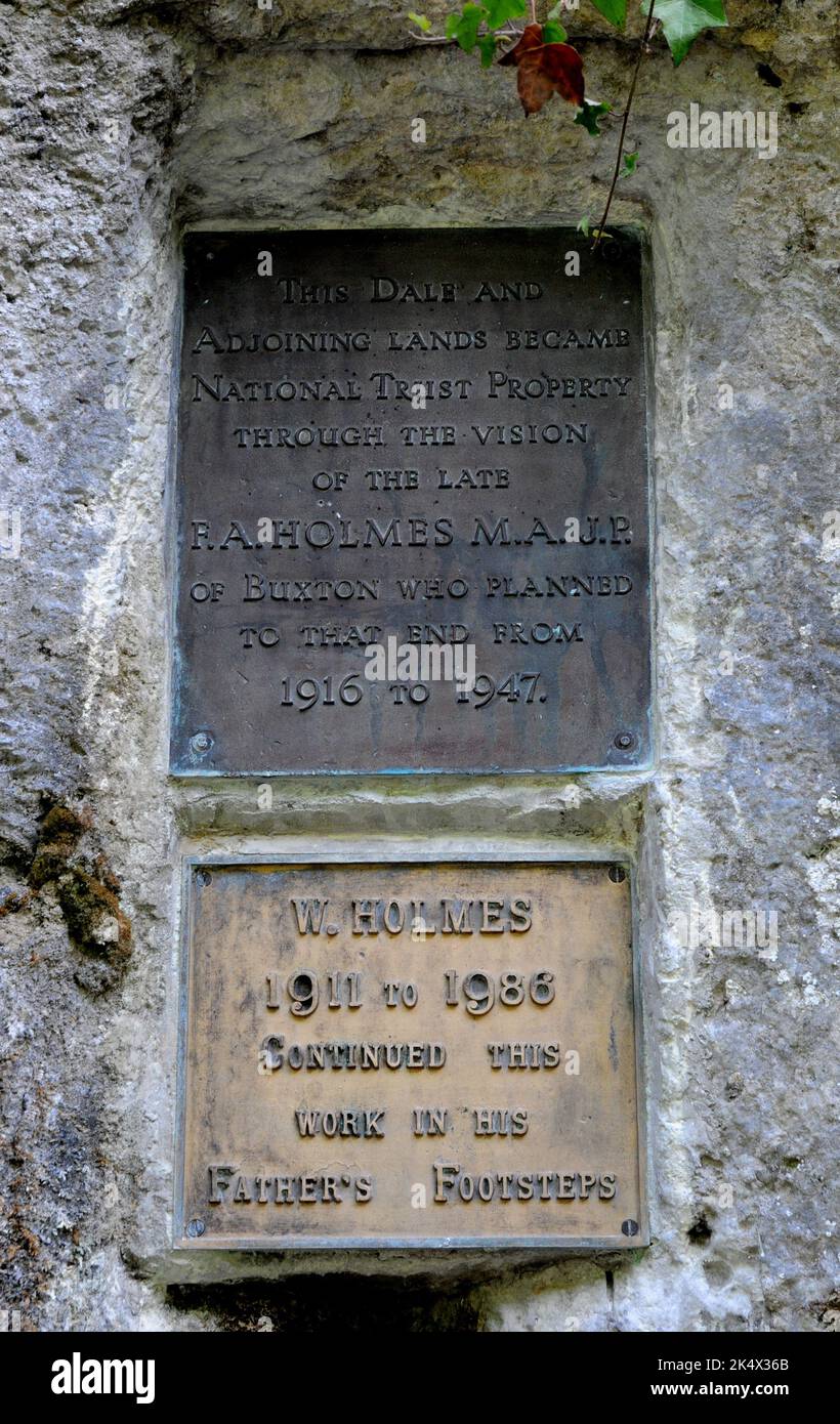 Zwei kleine, leicht verpasste Plaketten in Dovedale erinnern an die Arbeit von RA Holmes und seinem Sohn, um das Tal für den National Trust zu erwerben. Stockfoto