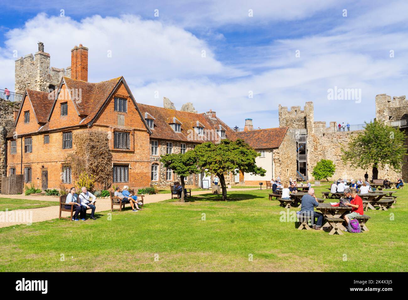 Framlingham Castle Grounds mit Menschen saßen an Picknicktischen Framlingham Castle Innerer Bezirk Framlingham Suffolk England GB Europa Stockfoto