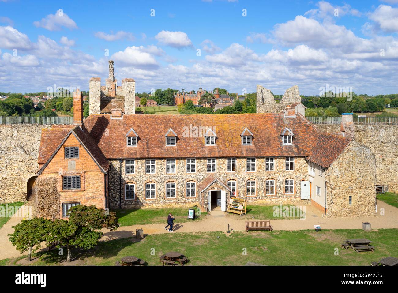 Das Innere Ward von Framlingham Castle mit dem Workhouse Building und dem LANMAN Museum in Framlingham Castle Framlingham Suffolk England Großbritannien GB Europa Stockfoto