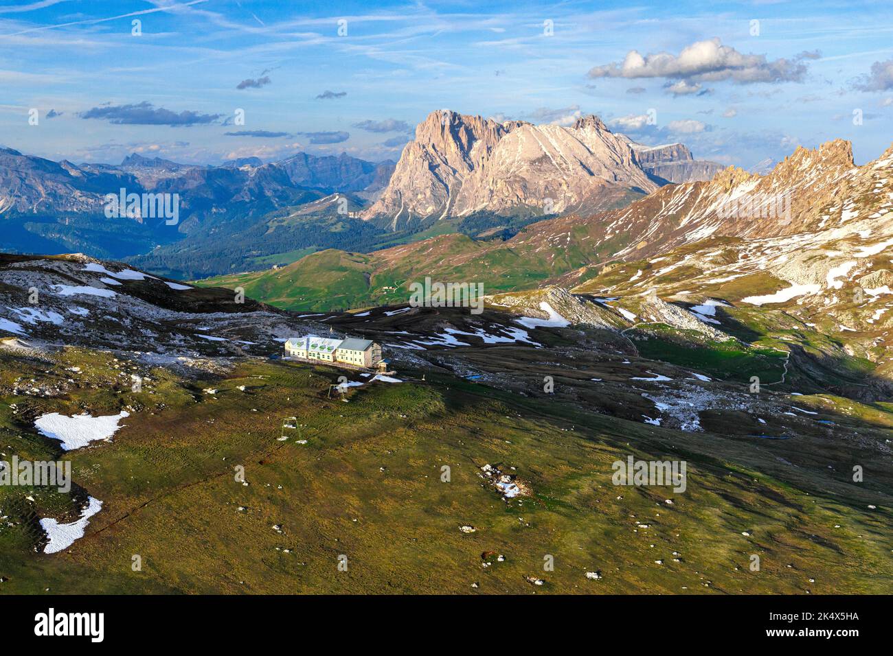 Luftaufnahme des Schlernmassivs mit Bozner Hütte, Langkofel und Langkofel im Hintergrund, Dolomiten, Südtirol, Italien Stockfoto