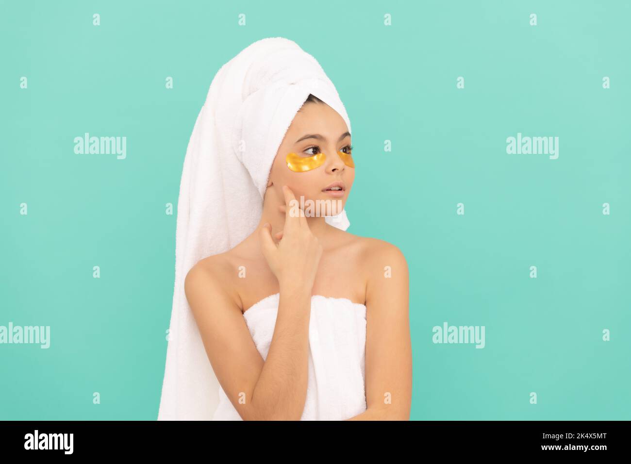 Teen Mädchen in Dusche Handtuch mit goldenem Patch Stockfoto