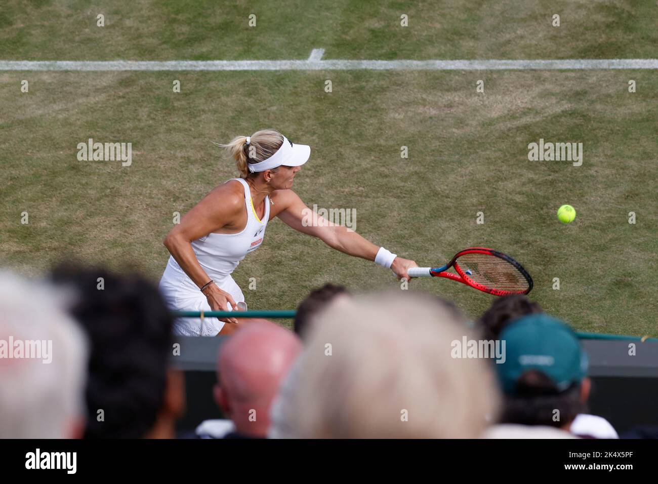 Teilansicht der Germani-Tennisspielerin Angelique Kerber, die bei den Wimbledon Championships 2022, London, England, Großbritannien, eine Rückhand spielt Stockfoto