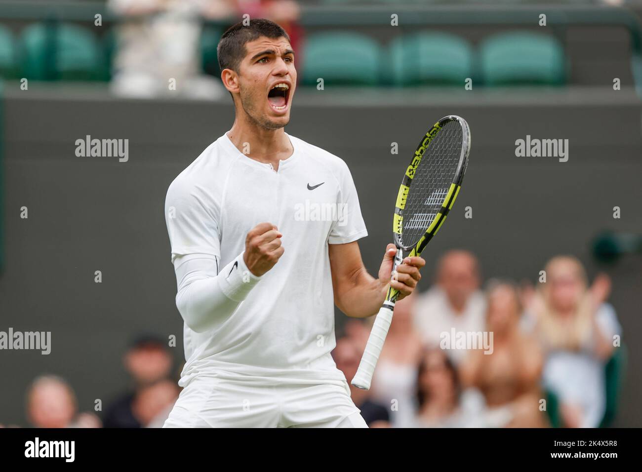 Der spanische Tennisspieler Carlos Alcaraz feiert während der Wimbledon Championships 2022, London, England, Vereinigtes Königreich Stockfoto