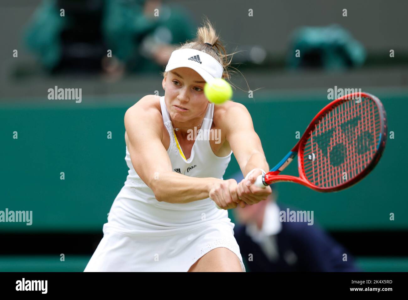 Die kasachische Tennisspielerin Elena Rybakina spielt eine Rückhand bei den Wimbledon Championships 2022, London, England, Vereinigtes Königreich Stockfoto