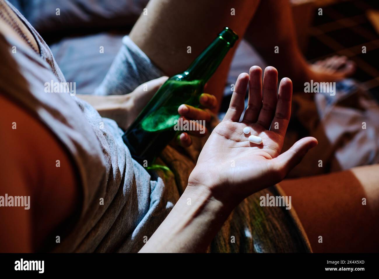 Alcohol and pills Fotos und Bildmaterial in hoher Auflösung Alamy