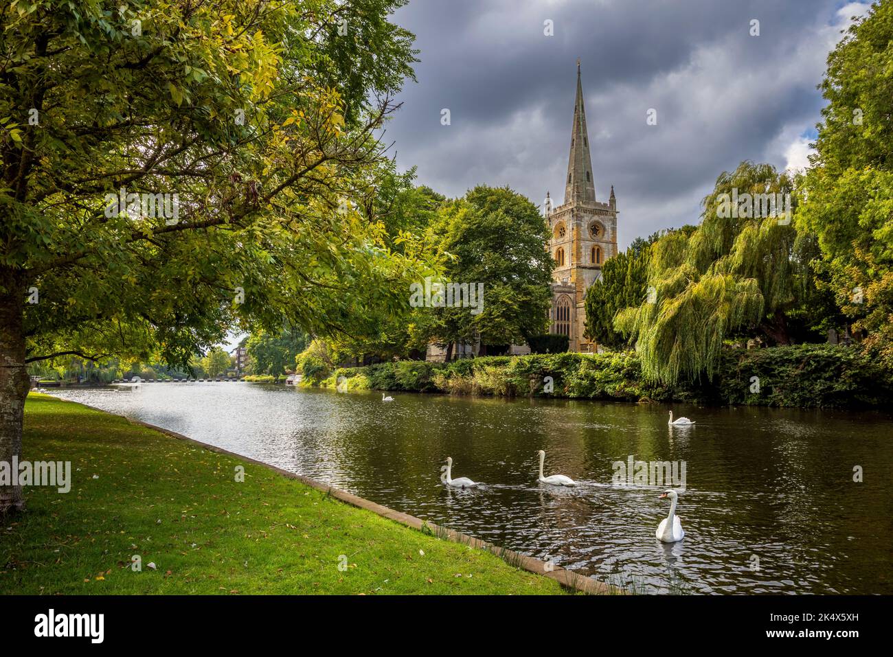 Holy Trinity Church auf der anderen Flussseite in Stratford-upon-Avon, Warwickshire, England Stockfoto