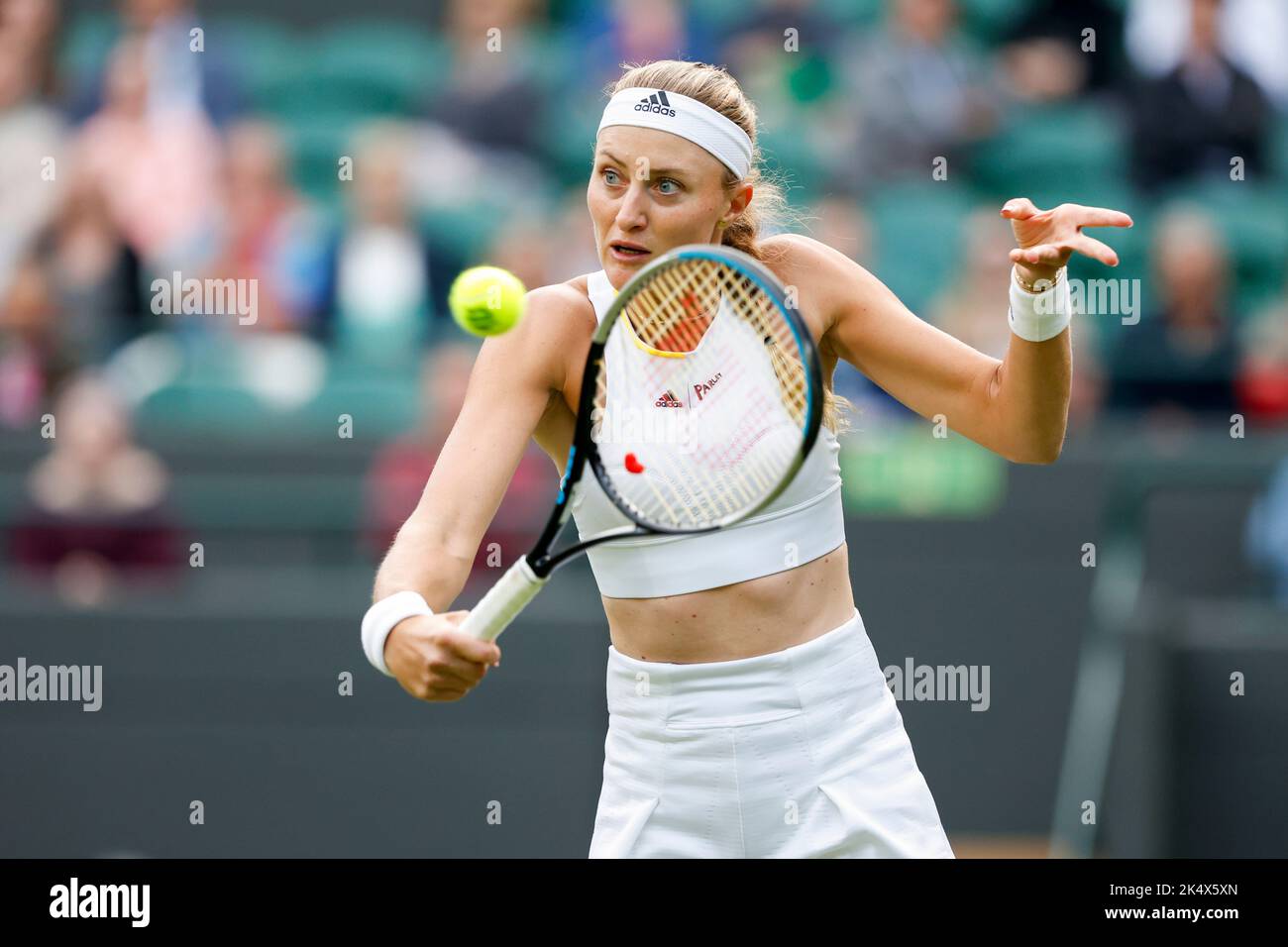 Die französische Tennisspielerin Kristina Mladenovic spielt während der Wimbledon Championships 2022, London, England, Vereinigtes Königreich, einen Rückhandschuss Stockfoto