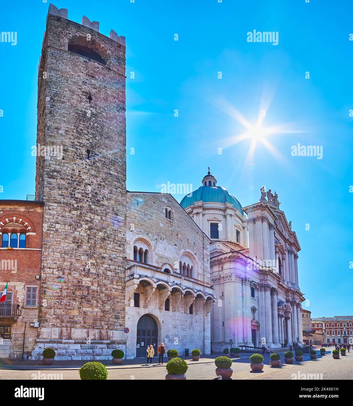 Torre del pegol des Palazzo Broletto mit dem Duomo Nuovo (Neue Kathedrale) im Hintergrund, Brescia, Italien Stockfoto