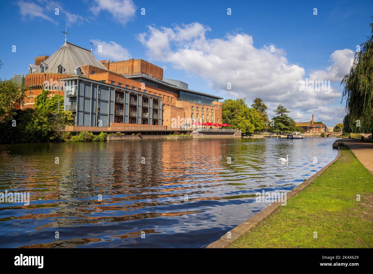 Über den Fluss Avon zum RSC Theater in Stratford-upon-Avon, Warwickshire, England Stockfoto
