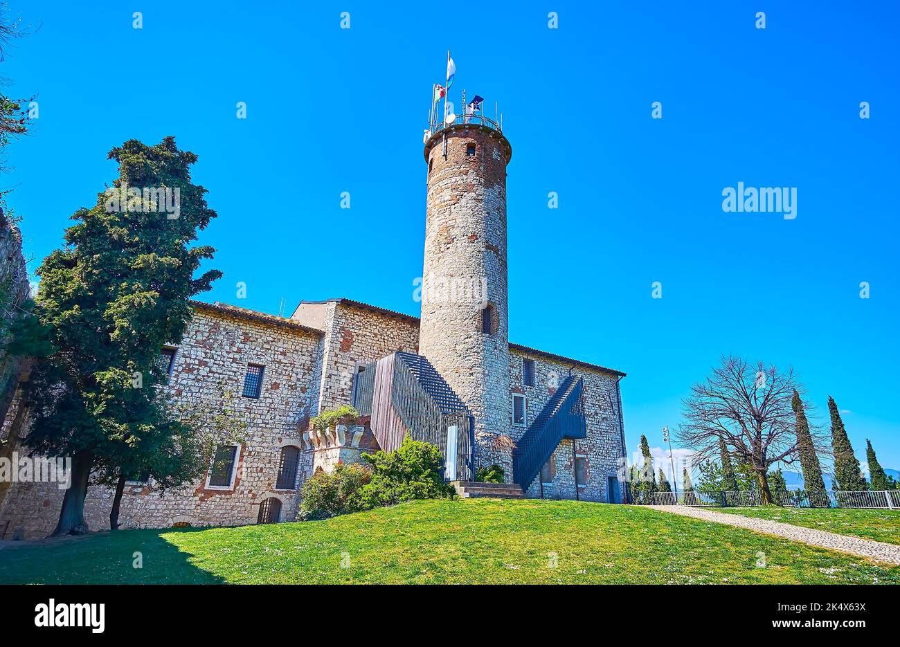 Der obere Hof der Burg Brescia mit schlankem Mirabella-Turm und grünem Rasen, Italien Stockfoto