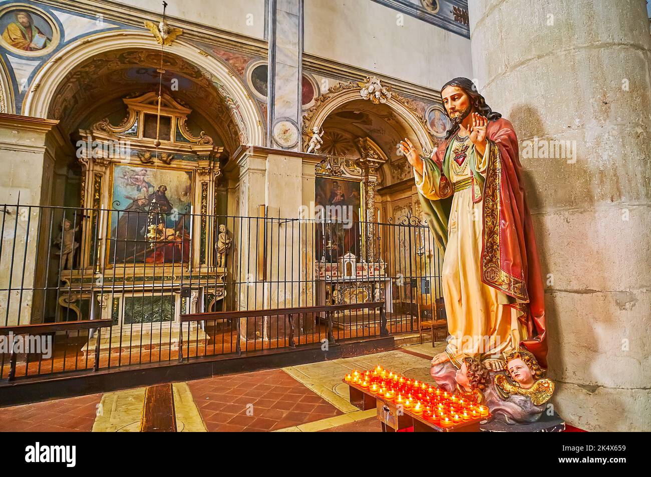 BRESCIA, ITALIEN - 10. APRIL 2022: Kirche San Giuseppe mit reich verzierten Kapellen und dem Gotteshaus von Jesus Christus, am 10. April in Brescia Stockfoto