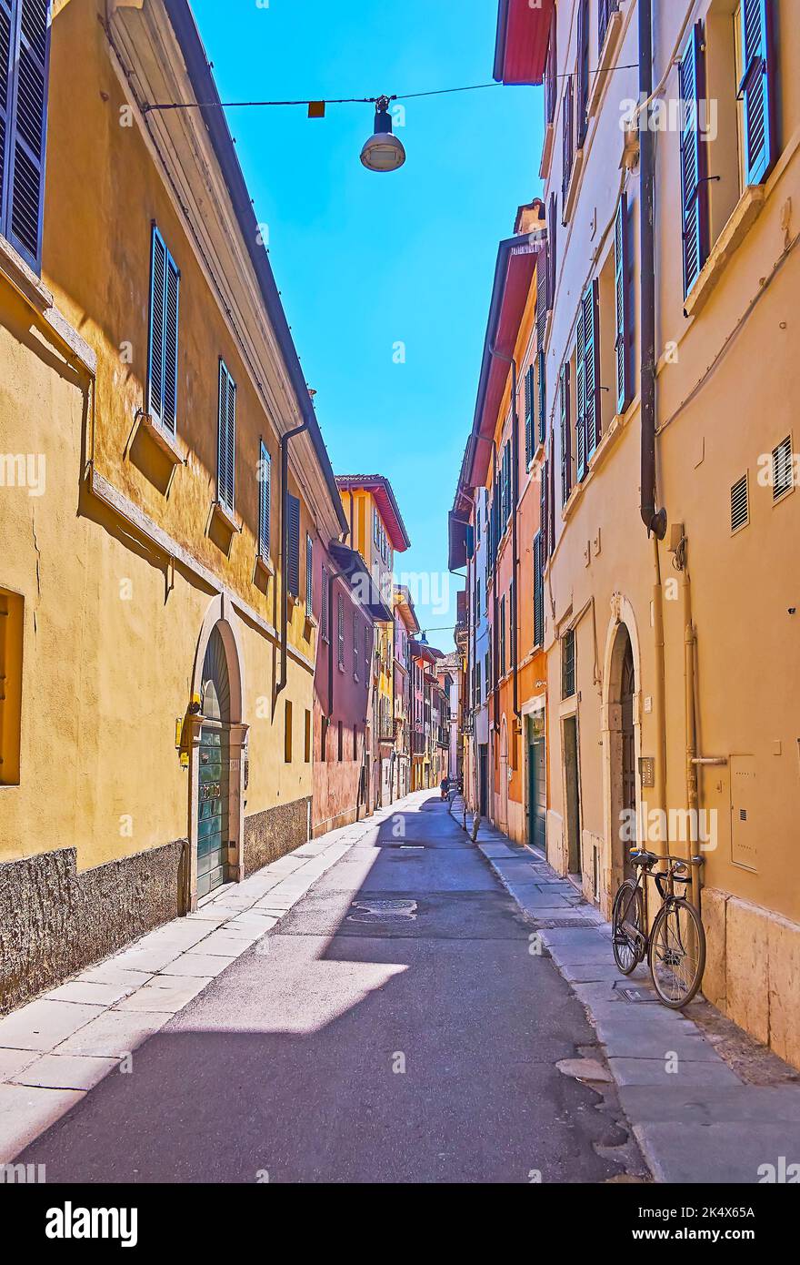 Via Calzavellia Straße mit alten farbigen Gehäuse, Brescia, Italien Stockfoto