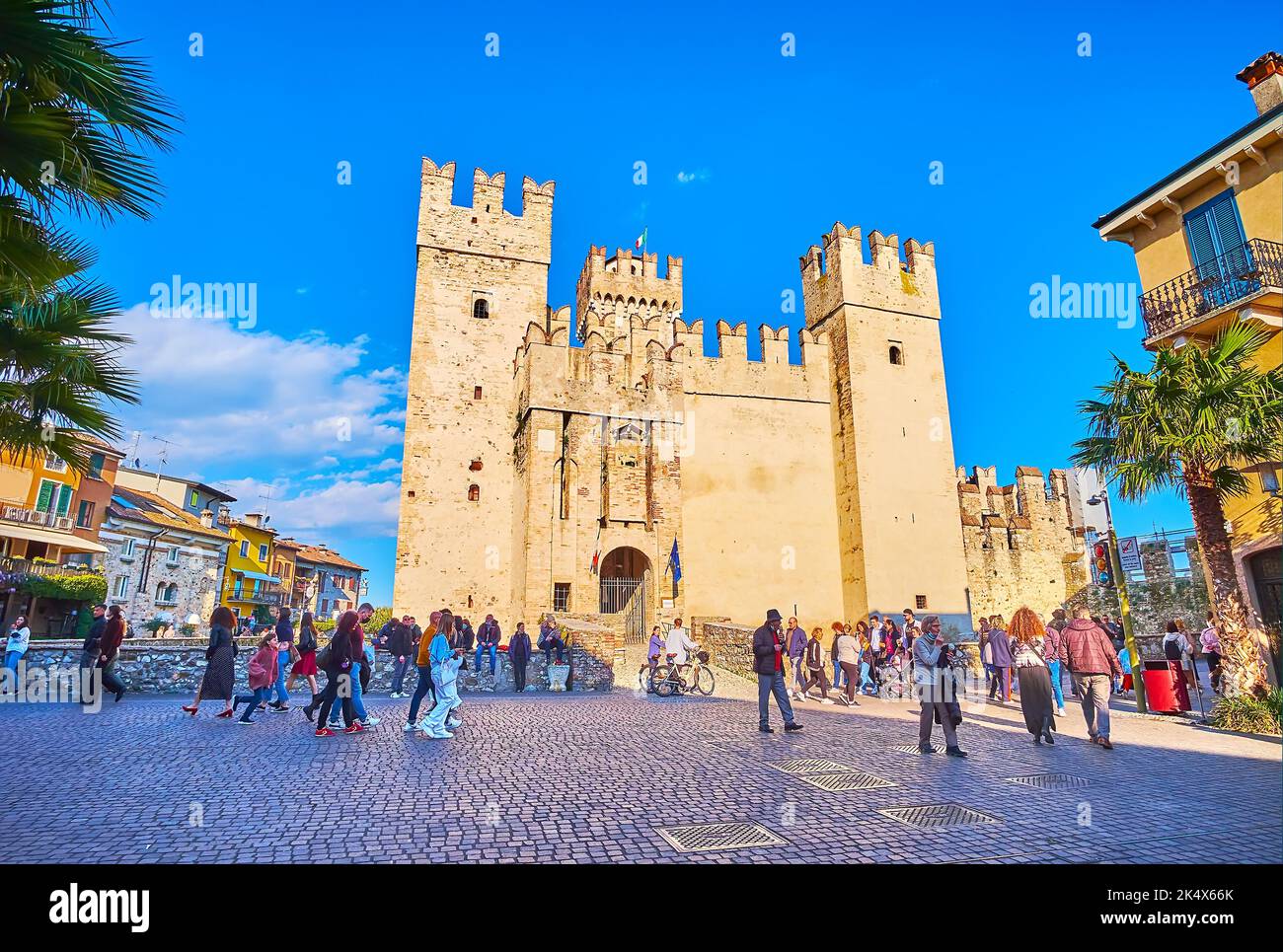 SIRMIONE, ITALIEN - 10. APRIL 2022: Erhaltene historische Burg Scaligero auf der Piazza Castello mit massiven Steinmauern und hohen Türmen, am 10. April in Sirm Stockfoto