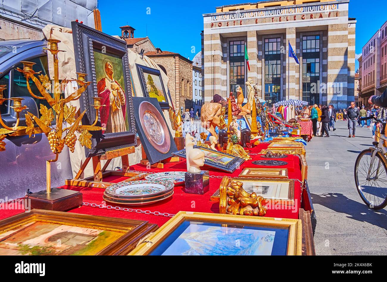 BRESCIA, ITALIEN - 10. APRIL 2022: Die Theken des Flohmarktes mit Vintage-Geschirr, Ikonen, Gemälden, Kerzenständern und Statuetten, Siegesplatz Stockfoto