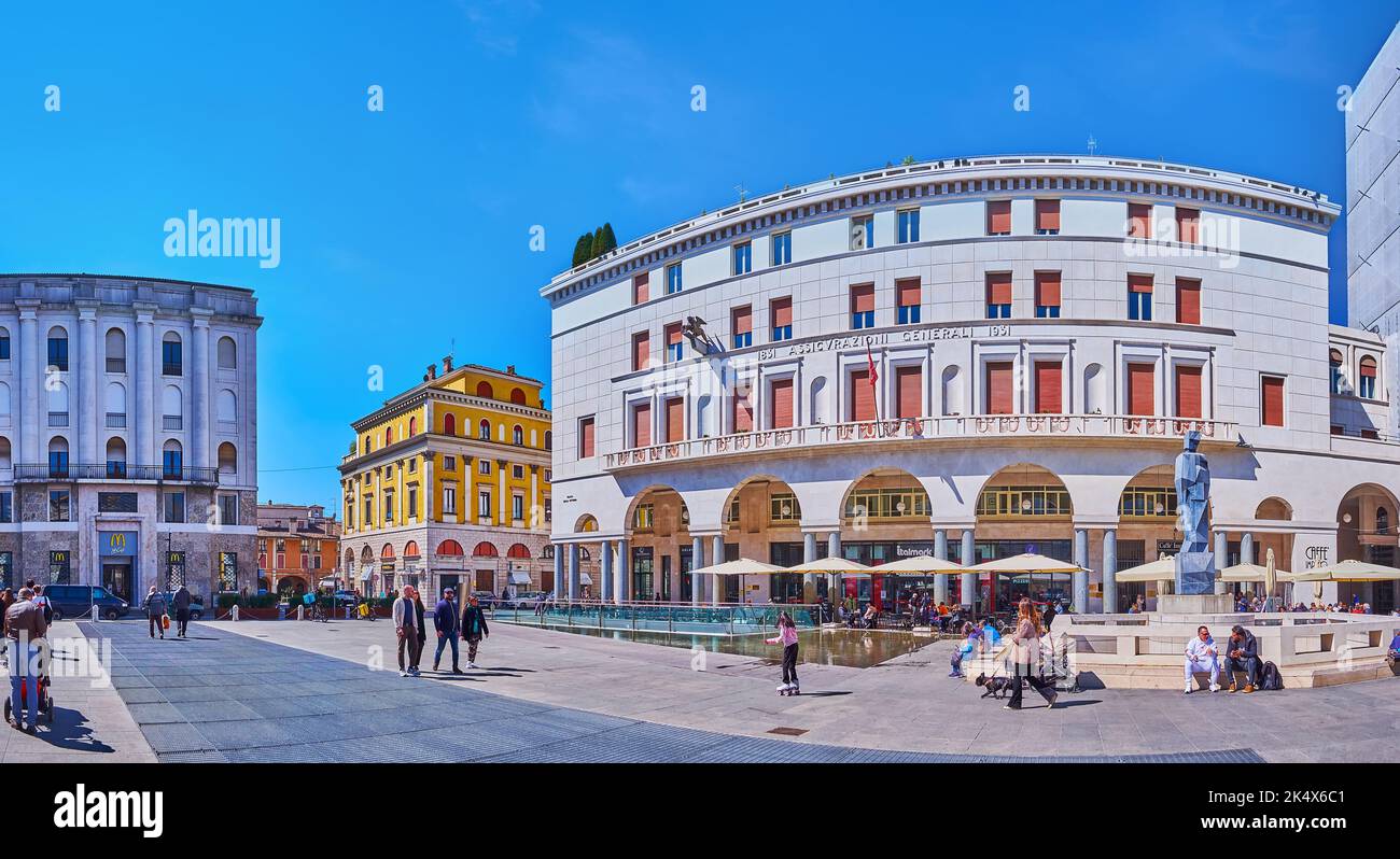 BRESCIA, ITALIEN - 10. APRIL 2022: Panorama des Siegesplatzes mit Fontana del Bigio gegen das Gebäude des Palazzo Assicurazioni Generali, auf Einem Stockfoto