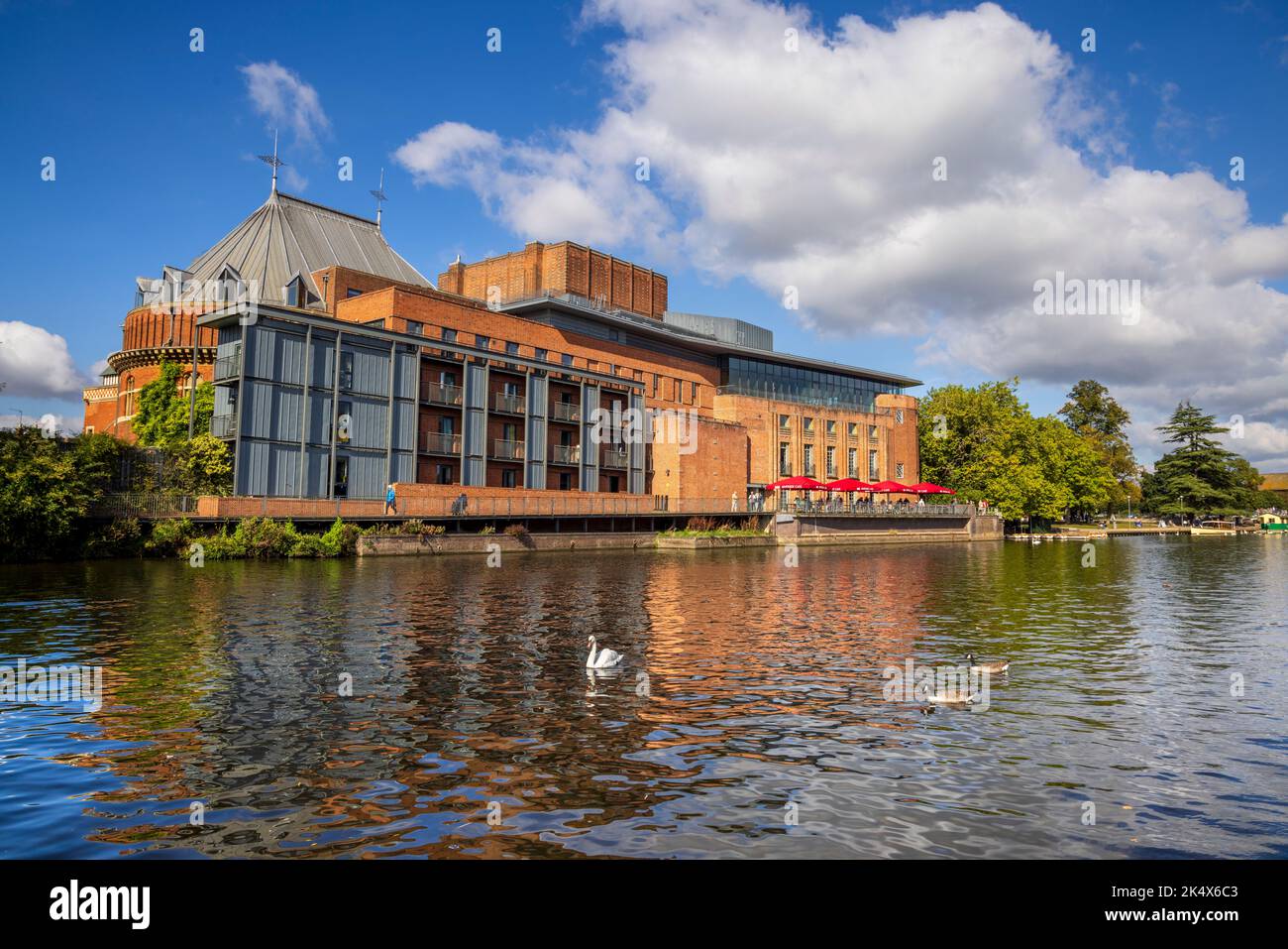Über den Fluss Avon zum RSC Theater in Stratford-upon-Avon, Warwickshire, England Stockfoto