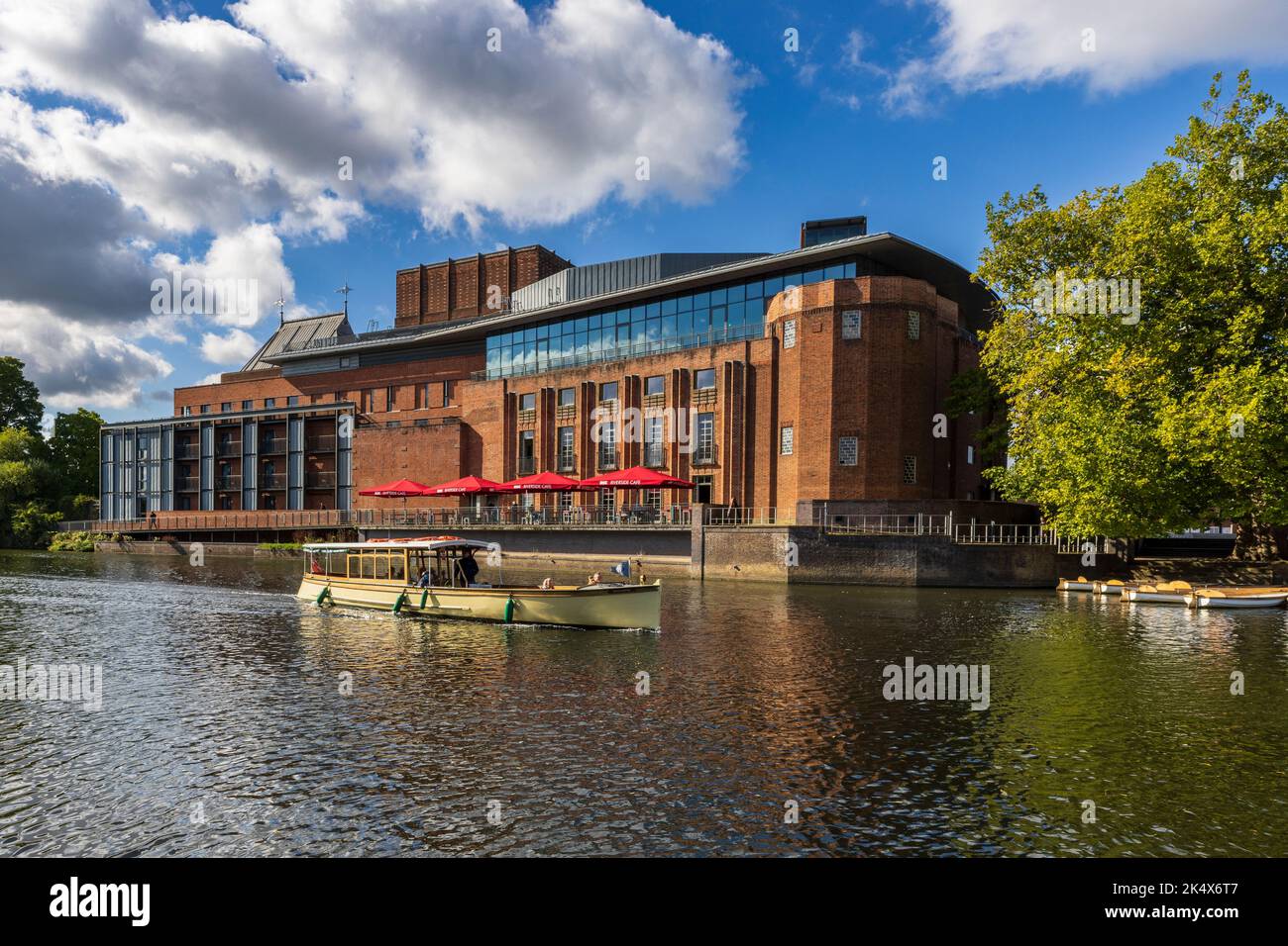 Eine Flusskreuzfahrt am RSC Theater in Stratford-upon-Avon, Warwickshire, England vorbei Stockfoto