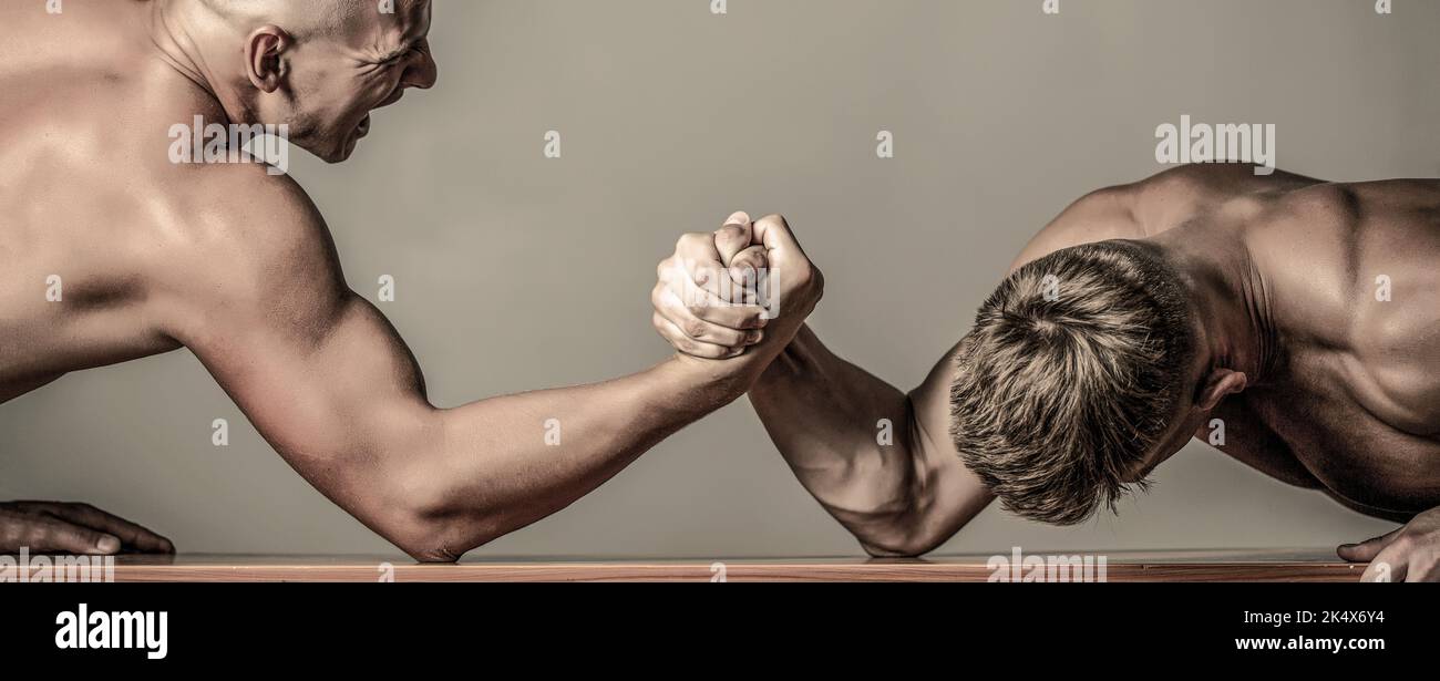 Hände oder Arme des Menschen. Armdrücken. Zwei Männer Armringen. Rivalität, Nahaufnahme des männlichen Armwrestlings Stockfoto