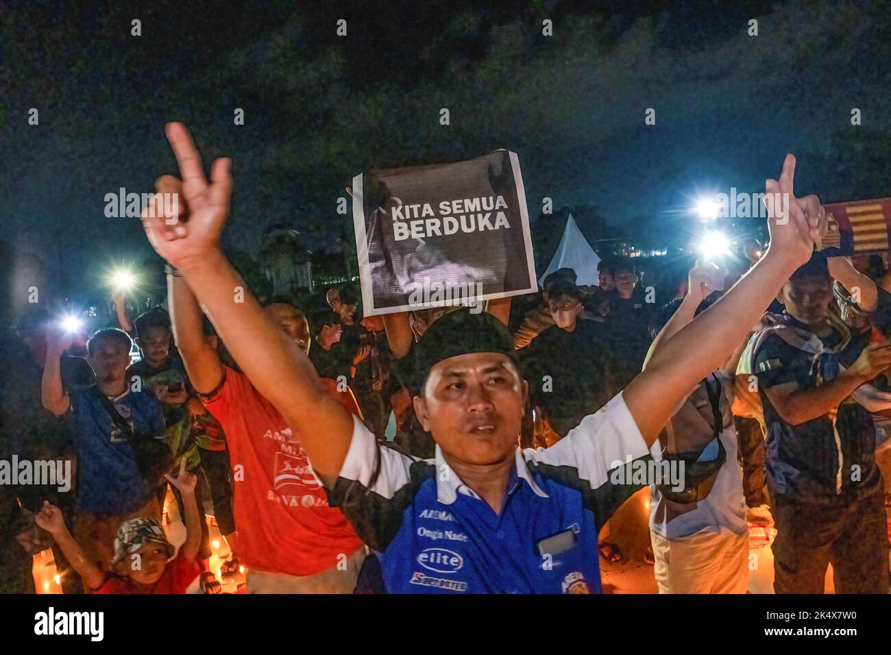 Kendari, Süd-Ost Sulawesi, Indonesien. 4. Oktober 2022. Ein Fußballfan wird während des Kerzenlicht-Gebets zu Ehren derer gesehen, die bei der Tragödie im Kanjuruhan-Stadion ums Leben kamen. Die Kendari City Football Supporting Community hielt ein Gebet für die Anhänger des Malang Arema Clubs ab, die bei der Tragödie im Kanjuruhan Stadium, Malang, ums Leben kamen. (Bild: © Andry Denisah/SOPA Images via ZUMA Press Wire) Quelle: ZUMA Press, Inc./Alamy Live News Stockfoto