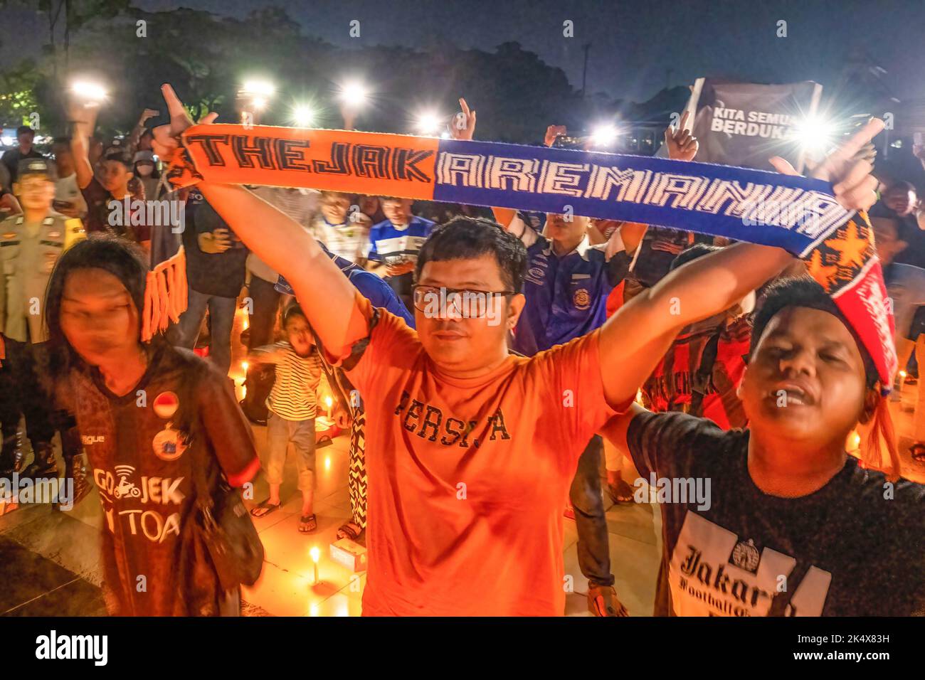 Kendari, Süd-Ost Sulawesi, Indonesien. 4. Oktober 2022. Ein Unterstützer von Persija Jakarta, der die Rivalen von Arema sind, stellt Shal Arema und Persija als eine Form der Wertschätzung während der Gebetsandacht an die Opfer des Kanjuruhan-Stadions dar. Die Kendari City Football Supporting Community hielt ein Gebet für die Anhänger des Malang Arema Clubs ab, die bei der Tragödie im Kanjuruhan Stadium, Malang, ums Leben kamen. (Bild: © Andry Denisah/SOPA Images via ZUMA Press Wire) Quelle: ZUMA Press, Inc./Alamy Live News Stockfoto