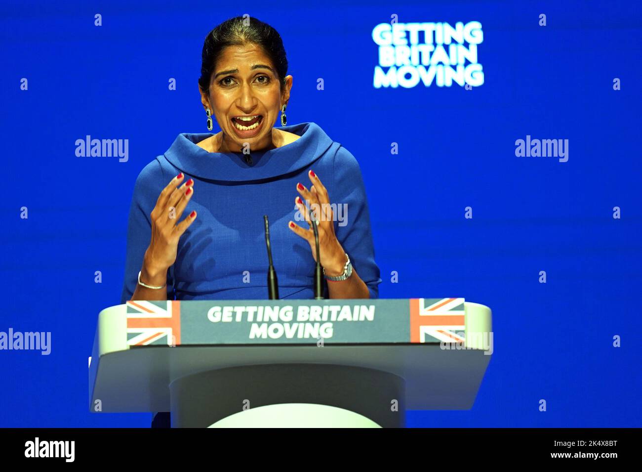 Innenministerin Suella Braverman spricht während der Jahreskonferenz der Konservativen Partei im Internationalen Kongresszentrum in Birmingham. Bilddatum: Dienstag, 4. Oktober 2022. Stockfoto