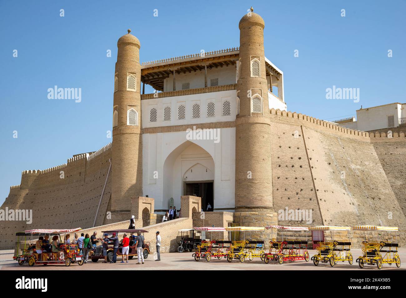 BUCHARA, USBEKISTAN - 09. SEPTEMBER 2022: Fahrradautos mit Touristen auf der alten Arche-Festung. Buchara, Usbekistan Stockfoto