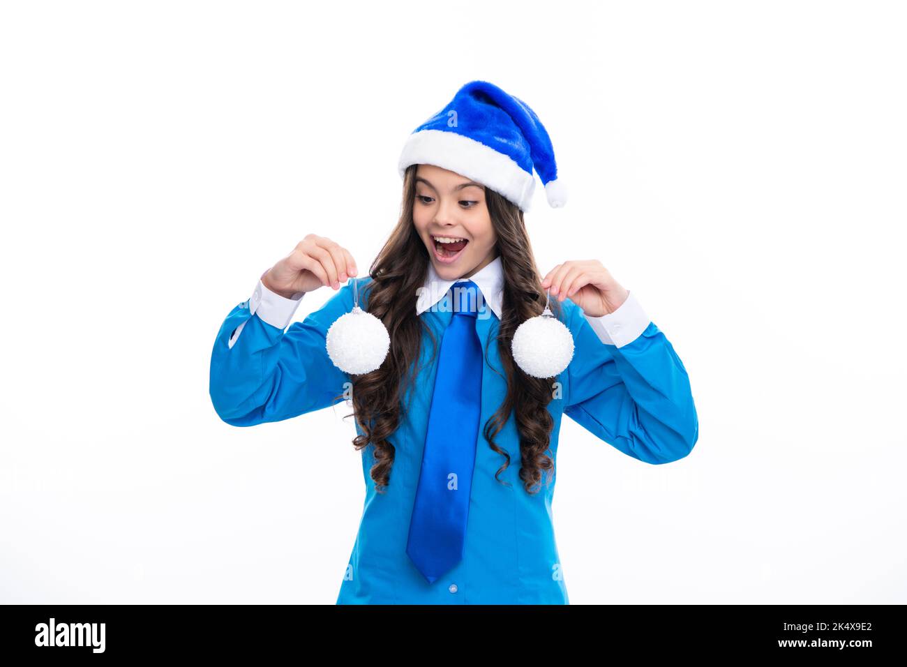 Aufgeregtes Gesicht. Teenager-Mädchen auf weihnachten Neujahr isoliert in weißen Studio Hintergrund. Teenager Kind in santa Hut feiern weihnachten. Blaue weihnachten Stockfoto